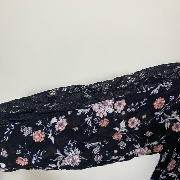 Torrid Long Sleeve Button Down Black Flower Shirt With Lace Size 1 Whimsigoth - Picture 4 of 9